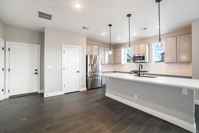 Foto del edificio - Updated Townhome at Victory Ridge!