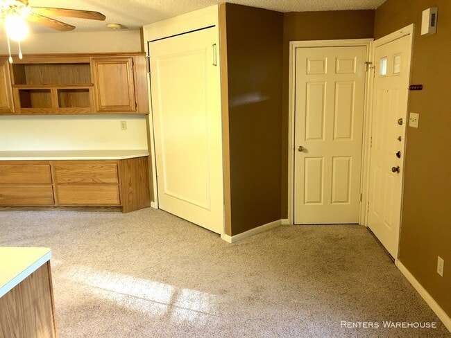 Building Photo - Efficiency at Woodvine Park Condominiums!