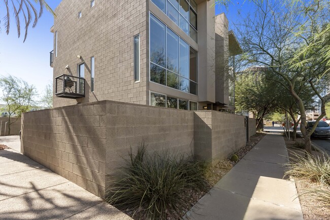 Building Photo - 215 E Catalina Dr