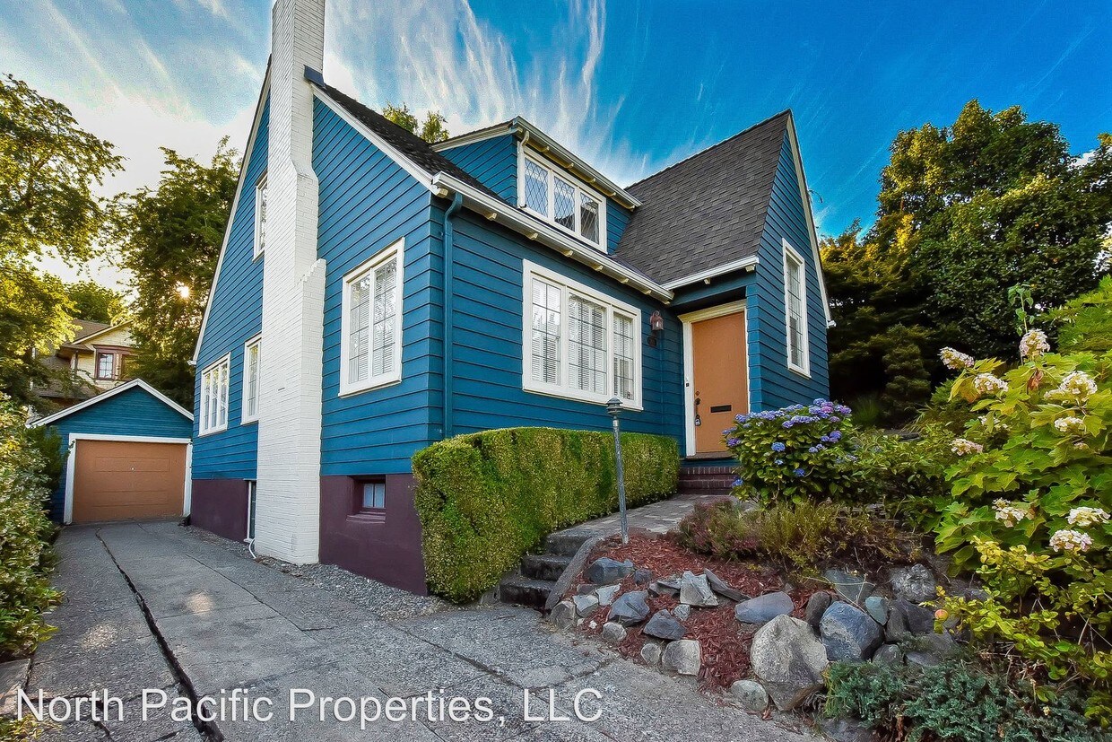 Primary Photo - 209 36th Ave E