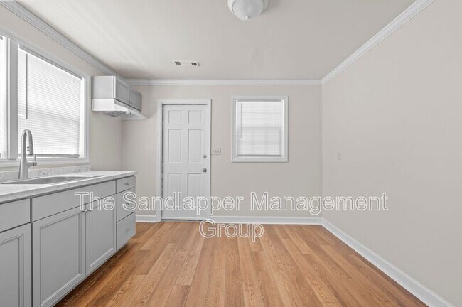 Foto del edificio - 2214 Van Buren Ave