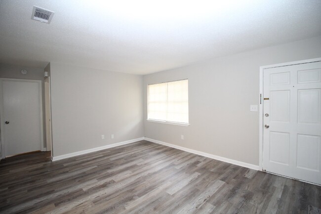 Building Photo - Charming Duplex in North Pensacola: Move-I...