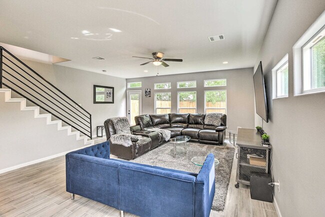 Building Photo - 4835 Sunflower St