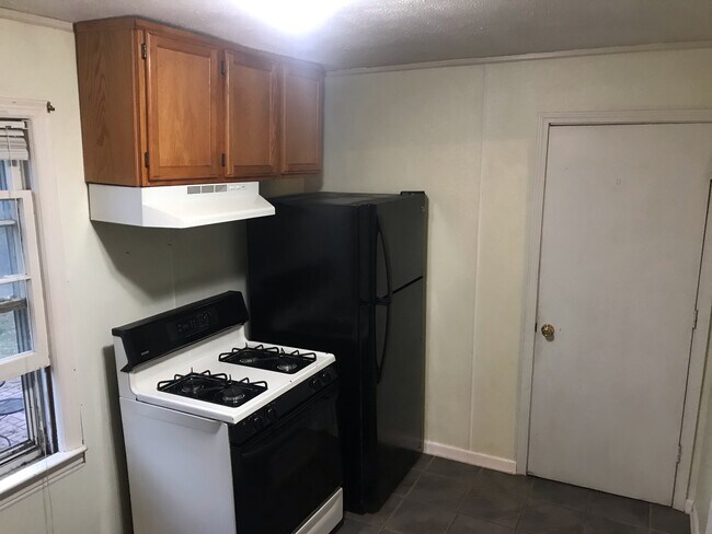 Foto del edificio - 8214 Kenwood Ave