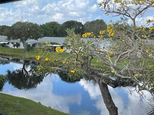 Building Photo - 8203 9th Ct