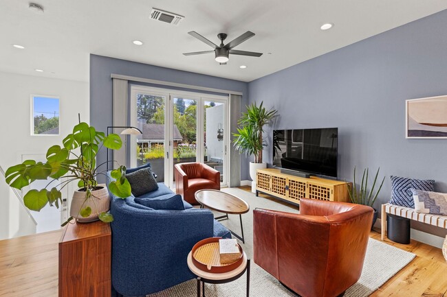 Building Photo - Modern, Stylish Furnished Townhome in Down...