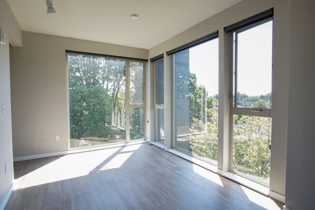 Building Photo - Top Floor Corner Sellwood Beauty with Dishwasher & W/D!