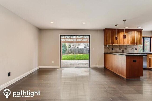 Foto del edificio - 8220 Southwest Fanno Creek Drive, Tigard, ...