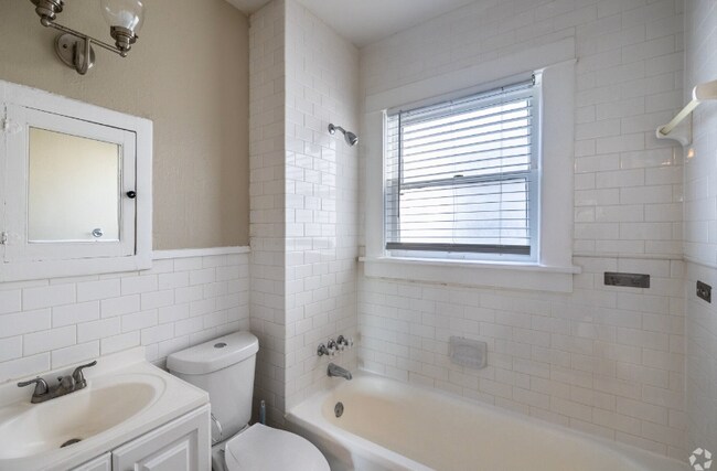 Building Photo - 301-311 W Leuda St