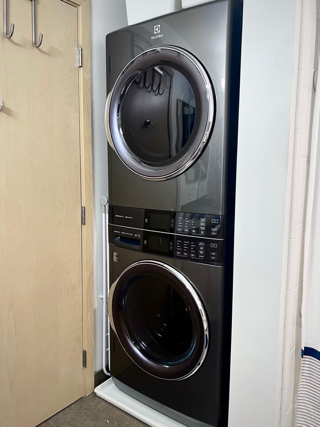 Building Photo - 425 23rd Ave S