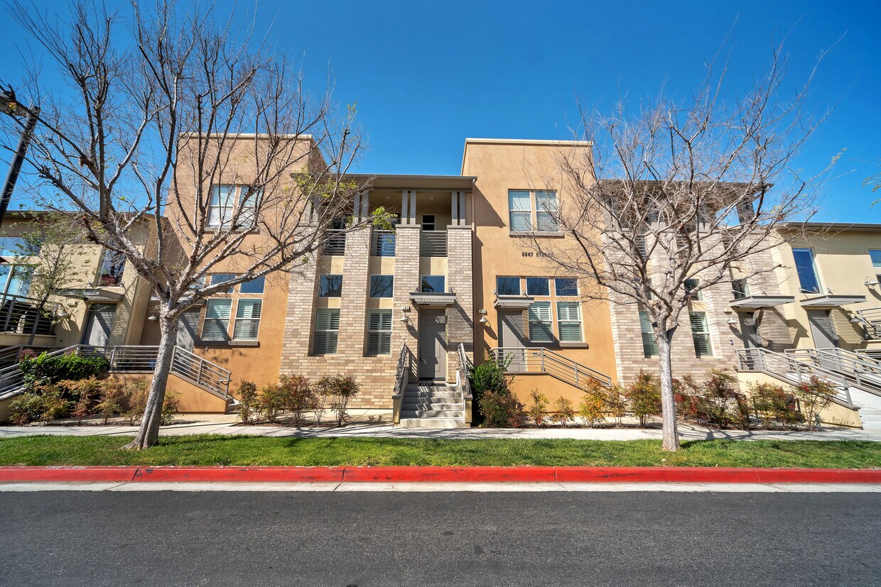 Primary Photo - 5547 Strand