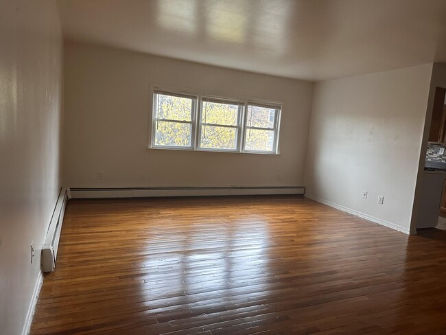 Building Photo - 133 Dubois Ave