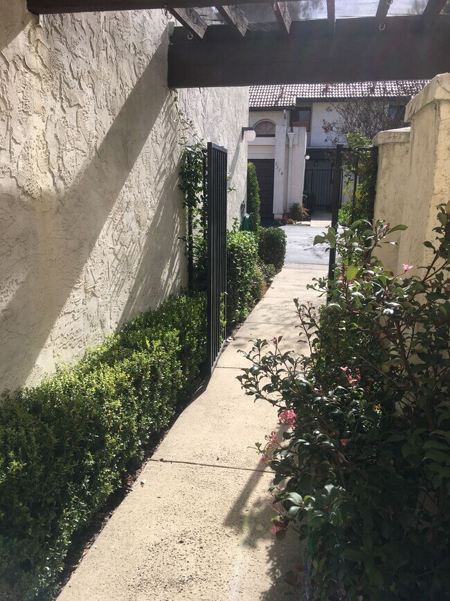 Building Photo - 2 Bed/2.5 Bath Sunset Hills Townhome