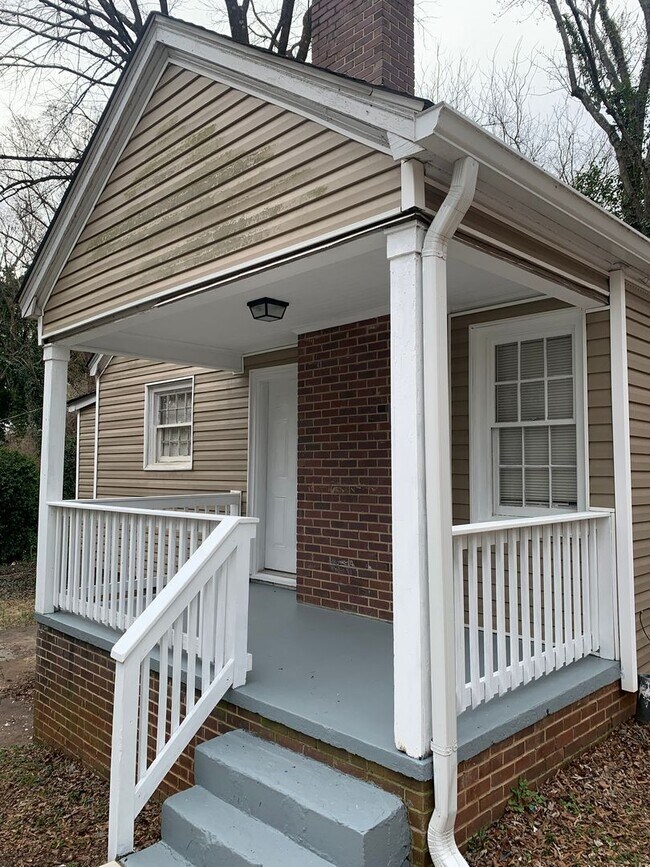 Building Photo - Charming Two Bedroom Home in Enderly Park!