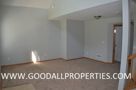 Building Photo - 3 Bedroom, 2 1/2 Bath Townhome in Urbandale