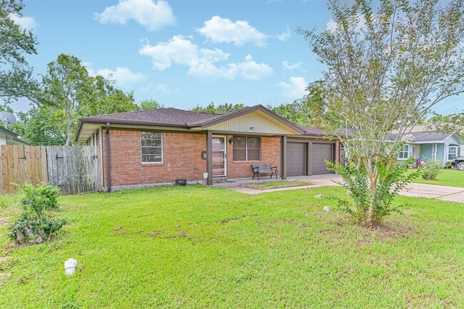 Building Photo - 807 Temple Dr