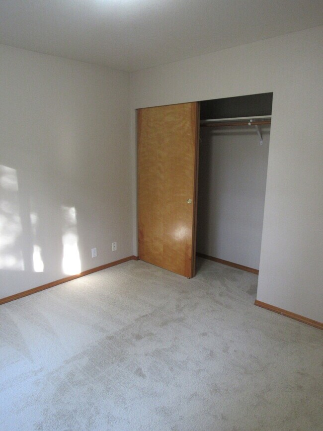 Building Photo - 2715 W Maplewood Ave