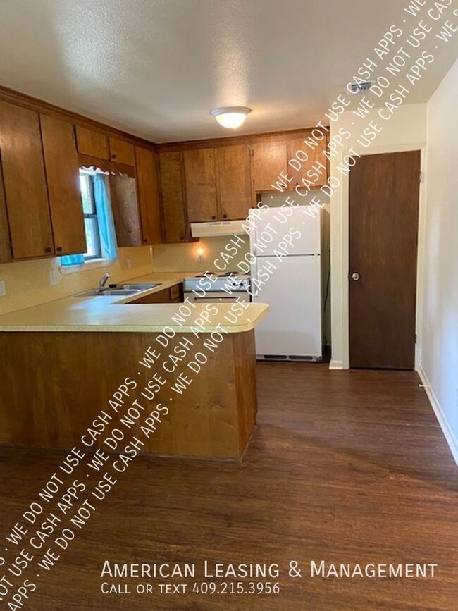 Building Photo - 2bed/1bath Duplex Available for Lease in L...