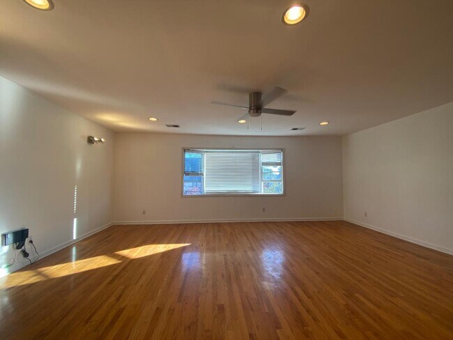 Building Photo - 117 W 35th St