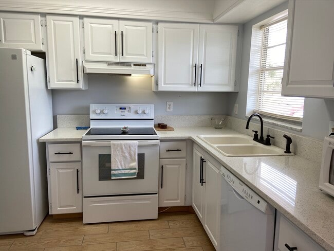 Building Photo - 18081 SE Country Club Dr