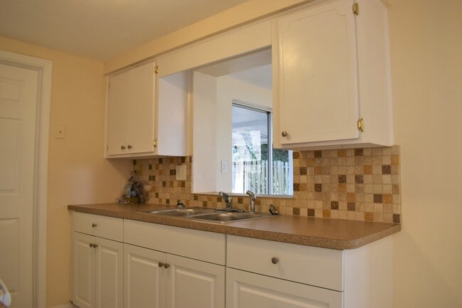 Building Photo - 2 Bedroom 1.5 Bath
