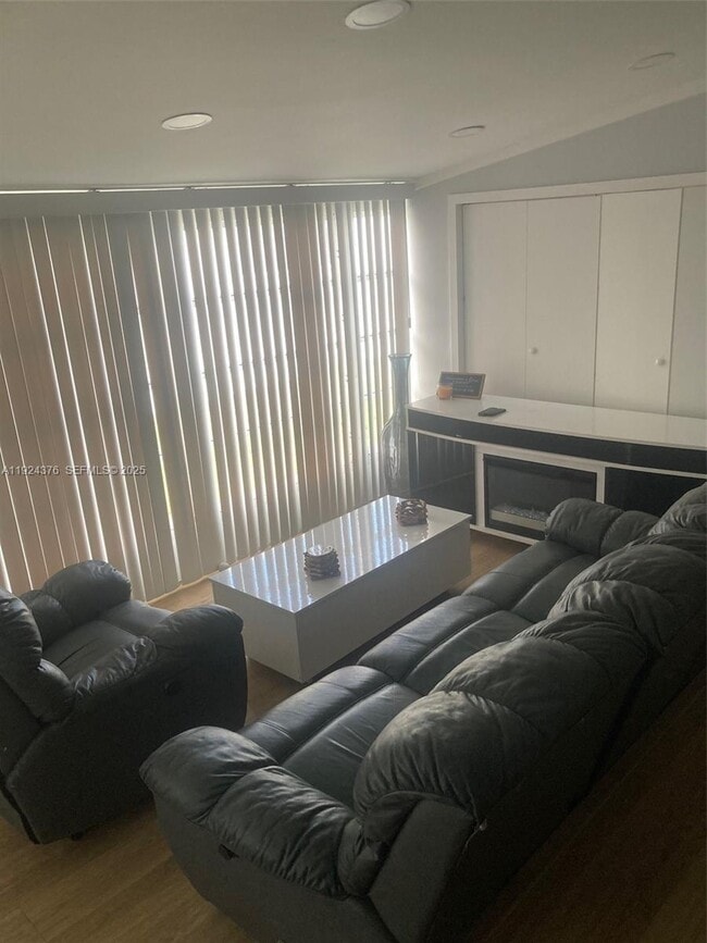 Building Photo - 310 NE 45th Pl