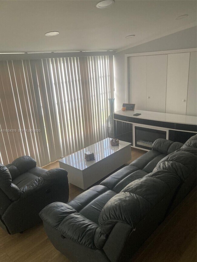 Foto del edificio - 310 NE 45th Pl