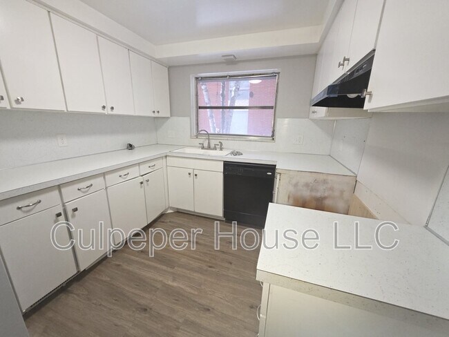 Foto del edificio - 4102 Garden Estates Dr