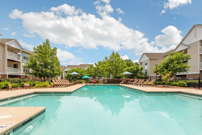 Piscina con cabaña - The Grayson Apartment Homes