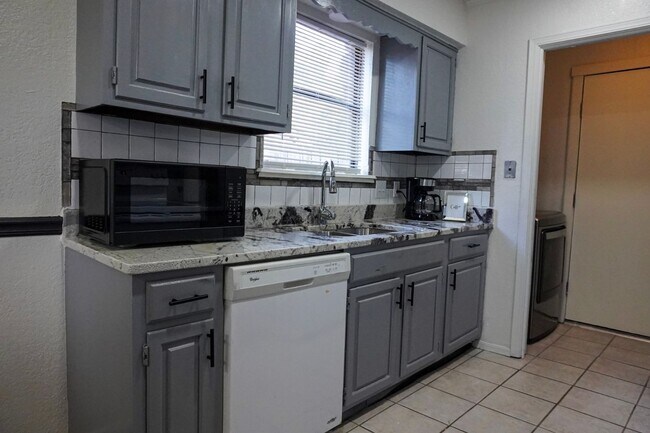 Foto del edificio - Updated 3-Bedroom with Vaulted Ceilings and Corner Lot Charm