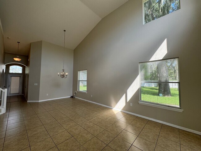 Foto del edificio - Available for move-in October 17th! RECENT...