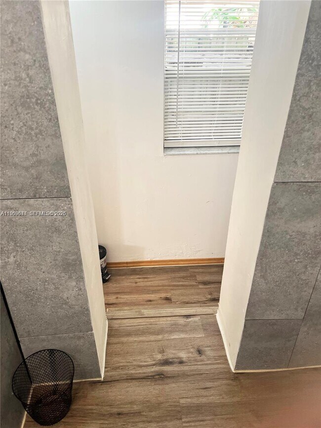 Foto del edificio - 705 NE 87th St