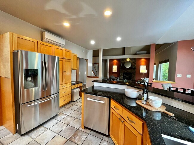 Foto del edificio - Seabeck Heights Home with Pickle Ball Court!