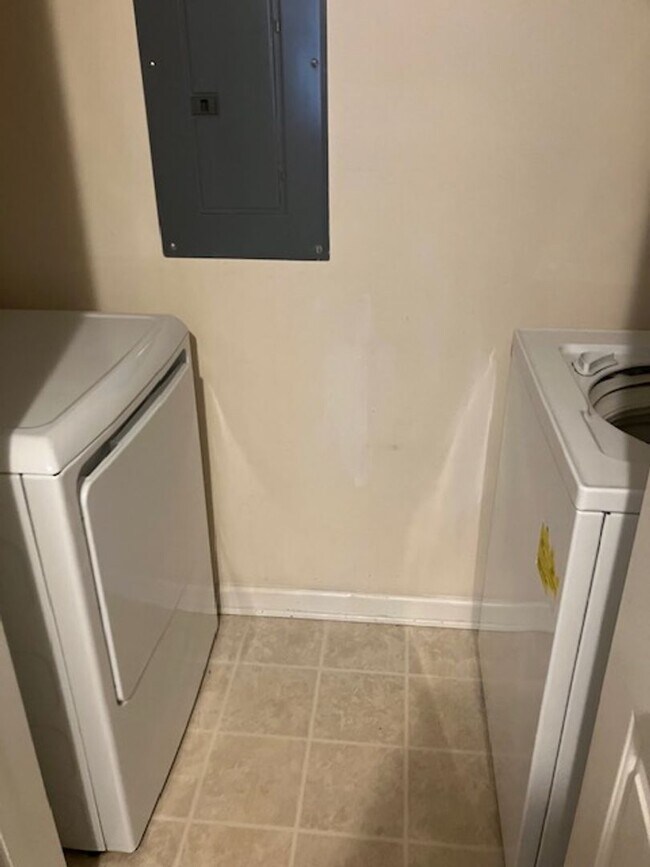 Building Photo - 705-D