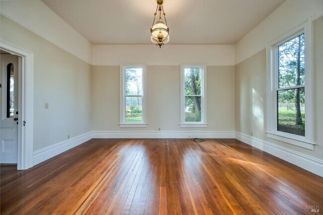 Building Photo - 1105 Bale Ln