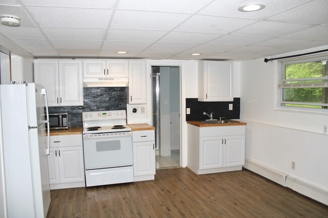 Kitchen - 53 Andover Dr