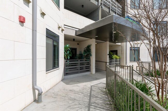Foto del edificio - 3600 S Lamar Blvd