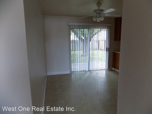 Foto del edificio - 3 br, 1.5 bath House - 498 Hintz Ave