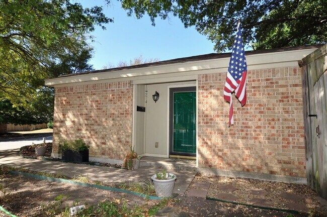 Building Photo - "Adorable 2-1 Duplex with Character, Comfo...
