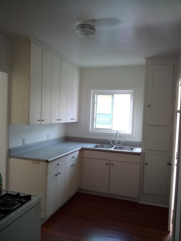 Kitchen - 9055 Lucerne Ave