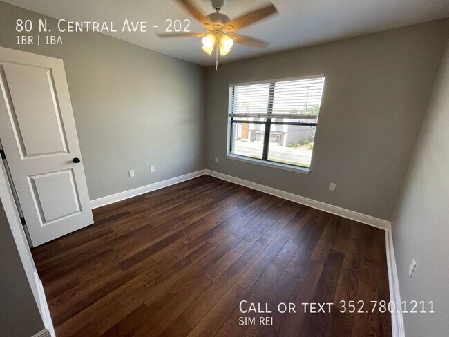 Building Photo - Downtown Umatilla 1/1 Upper Apartment