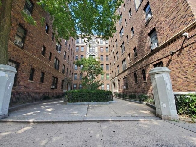 Foto del edificio - 3 bedroom in BRONX NY 10467