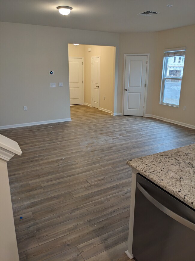 Vista del espacio habitable desde la cocina. - 877 McKenzie Park Ter
