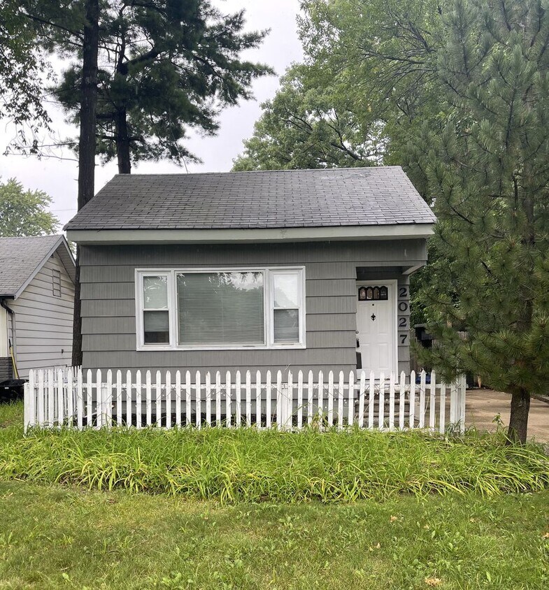 Foto principal - Nicely updated 2bd/2ba bungalow in Royal O...