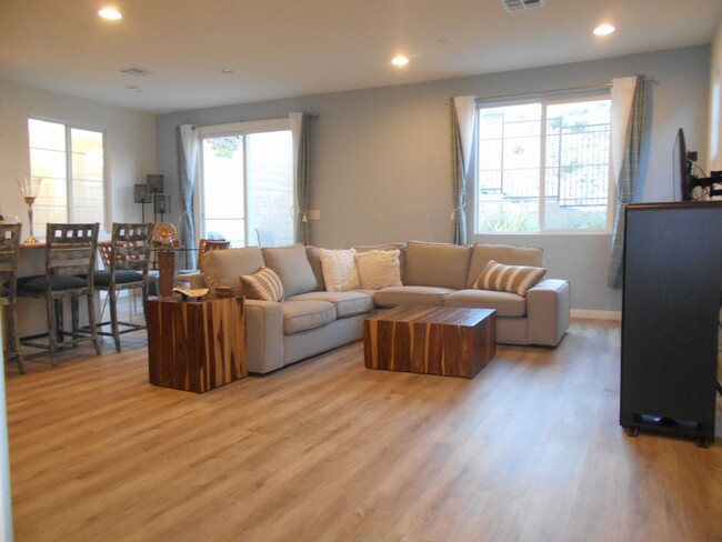 Building Photo - Welcome to this stunning 3-bedroom, 2-bath...