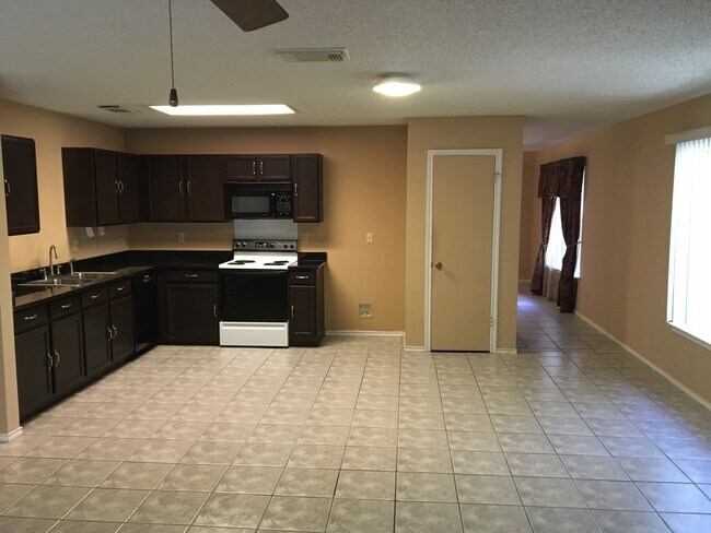 Building Photo - 8003 Chestnut Manor Dr