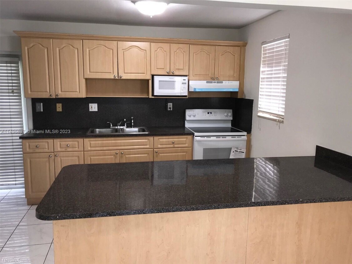 Foto principal - 3 br, 2 bath House - 7101 SW 16th St # 0
