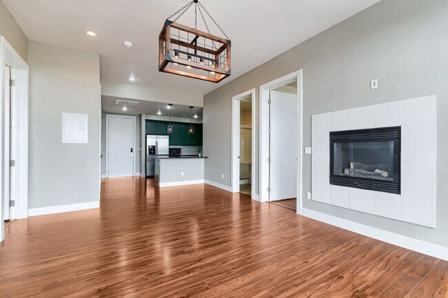 Building Photo - 2bd/2ba Top Floor Condo in Congress Park- Available NOW!