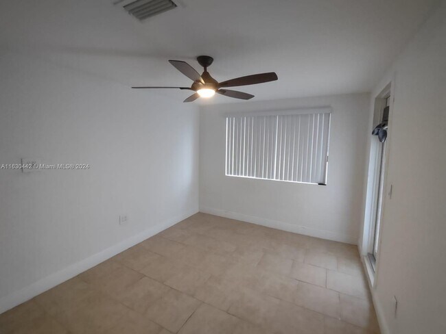 Building Photo - 3916 SW 58th Ave