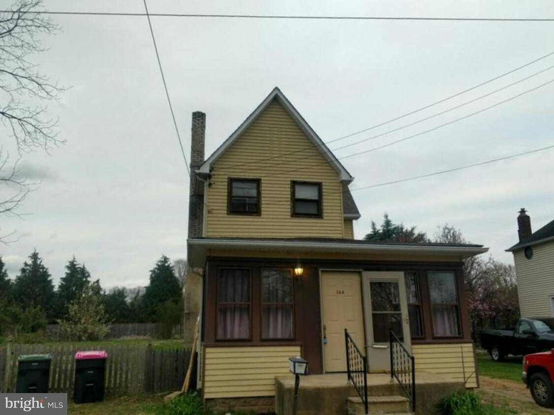 Primary Photo - 164 Pine Ave